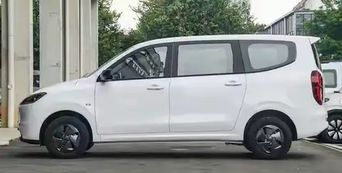 国民神车再升级!五菱燃油新车亮相,7座布局太懂国人